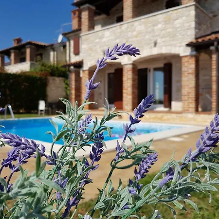 Sunny Villa *