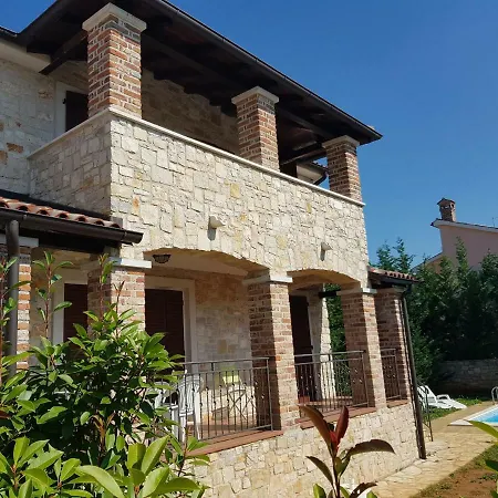 فيلة Sunny Kaštelir