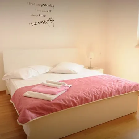 Sunny Willa Kaštelir